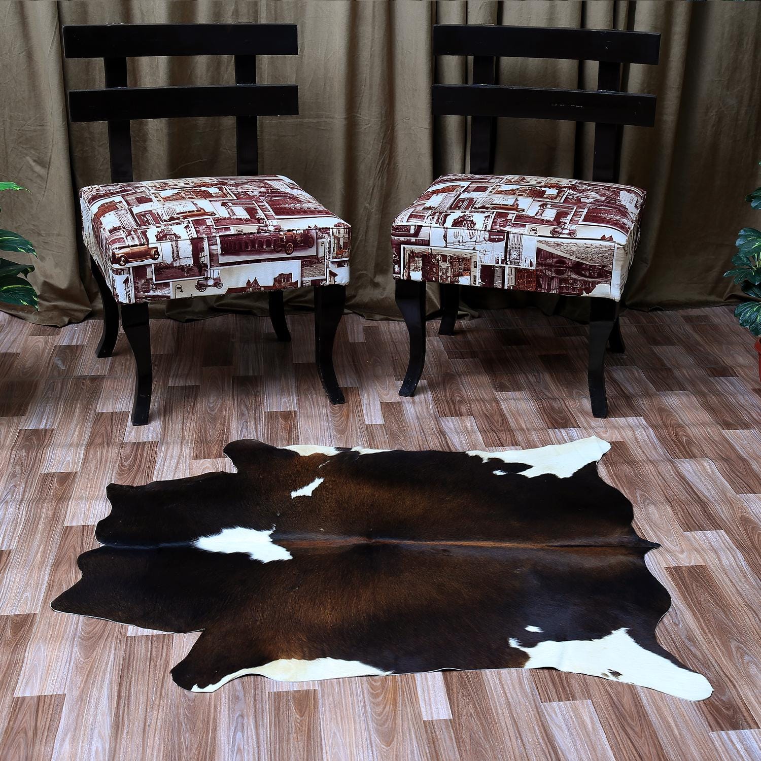 Luxurious Natural Cowhide Rug in Brown & White for Elegant Home Decor - Hypoallergenic, Non-Slip, High Quality, Unique - Versatile